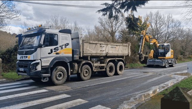 Chargement camion 17 tonnes par mini-pelle JSTP