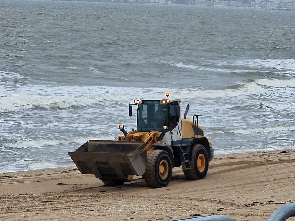 Chargeur à roues sur la plage